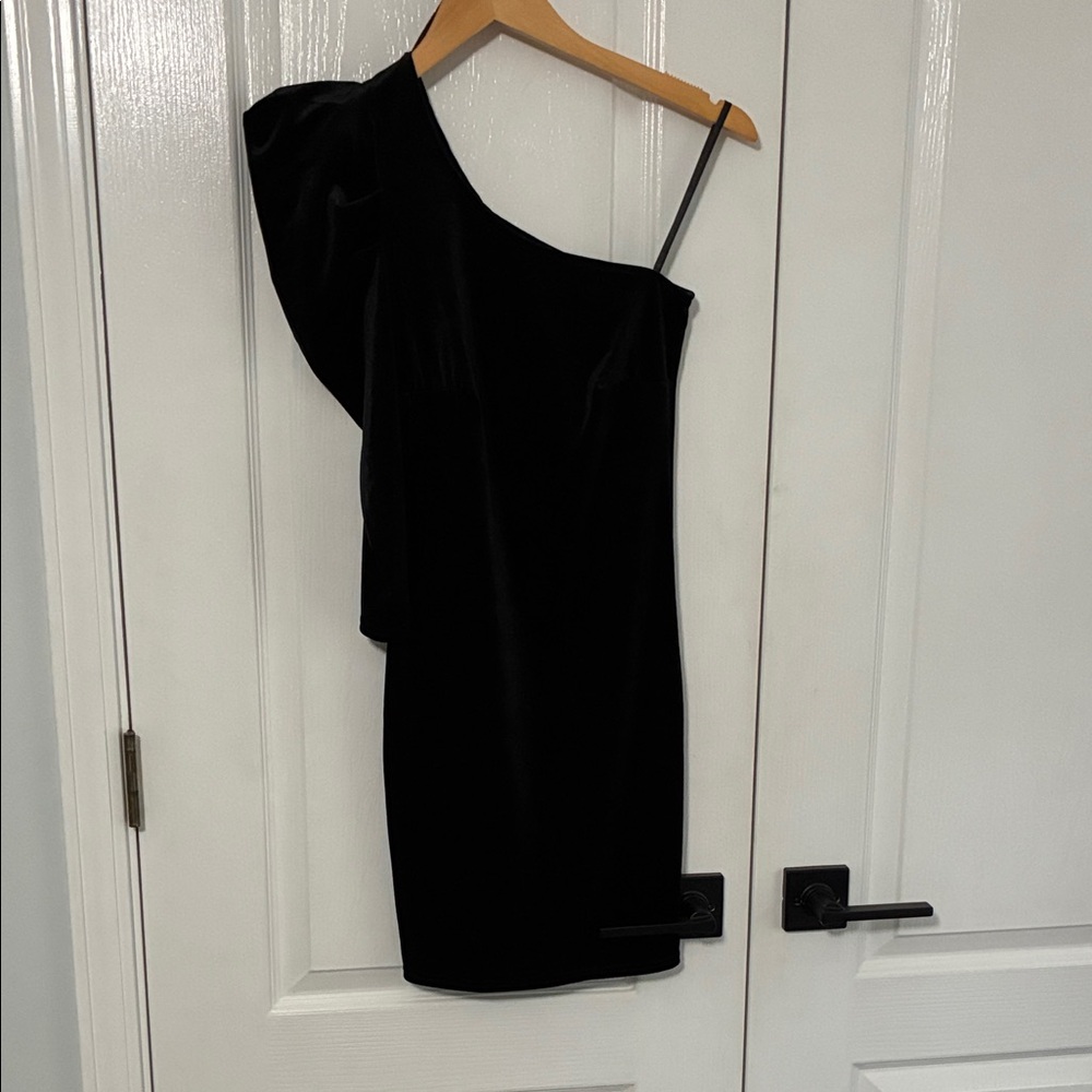 Urban Behavior Black One Shoulder Velvet Dress